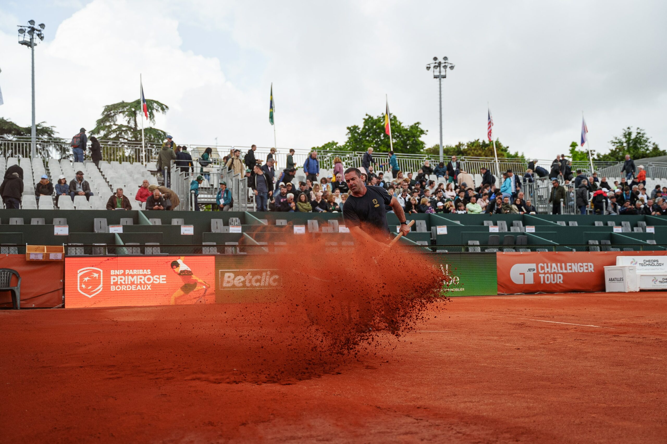 Jardinier lance terre battue au BNP Paribas Primrose