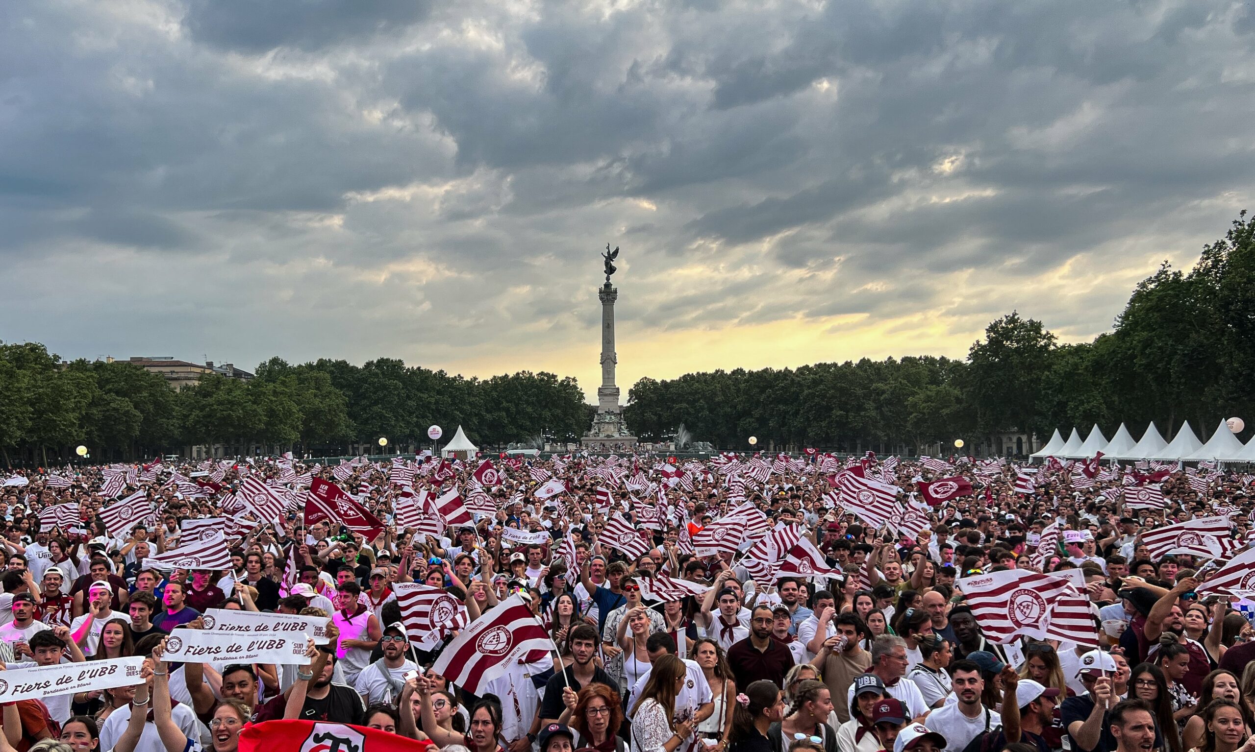 Public en soutien à l'UBB à la fan zone